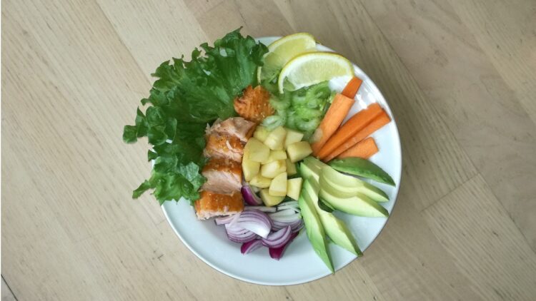 Salat med varmrøget laks