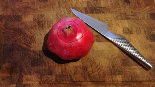 Granatæble skåret i toppen