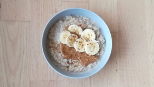 Blomkålsgrød med banan og nøddesmør