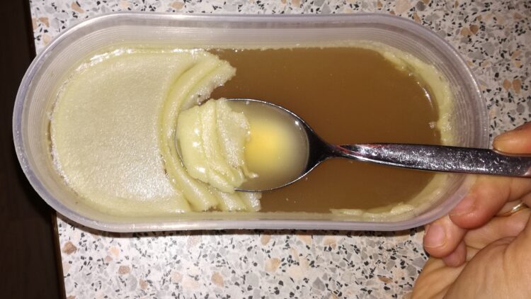 Skimme fedt væk fra bone broth