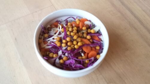 Kålsalat med kikærter