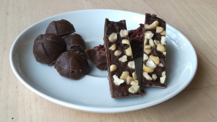 Carobchokolade på tallerken