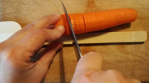 Hasselback gulerødder skæres