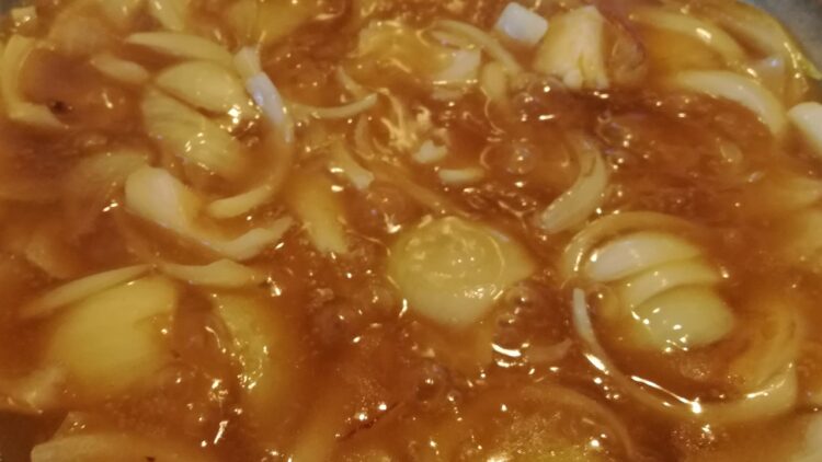 Bløde løg med sovs