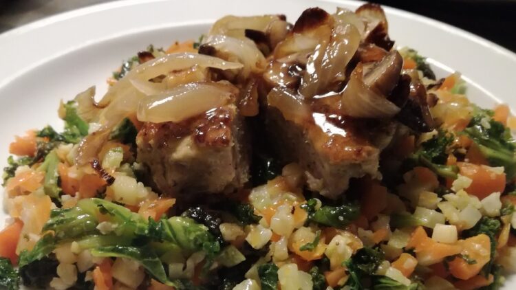 Kyllingebøffer med bløde løg