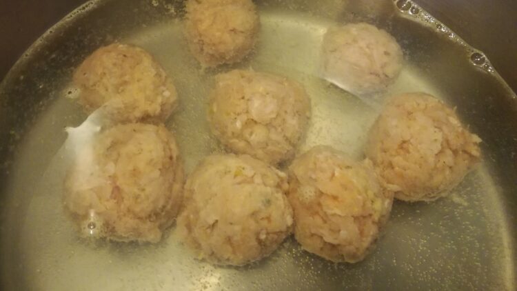 Kyllingeboller i kogevand