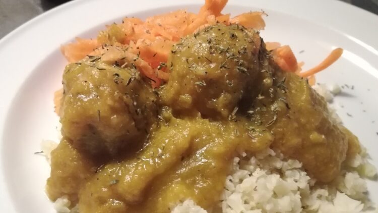 Kyllingeboller i karry