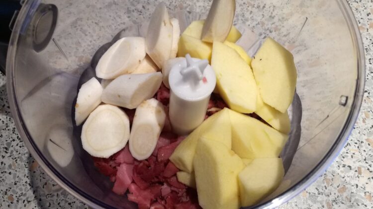 Bacon, æble og persillerod i foodprocessor