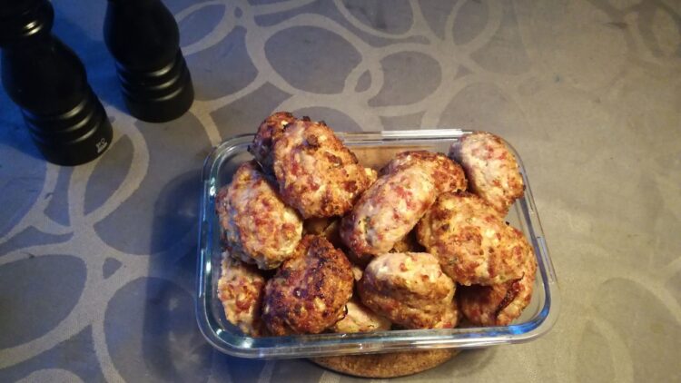 Kyllingefrikadeller med bacon